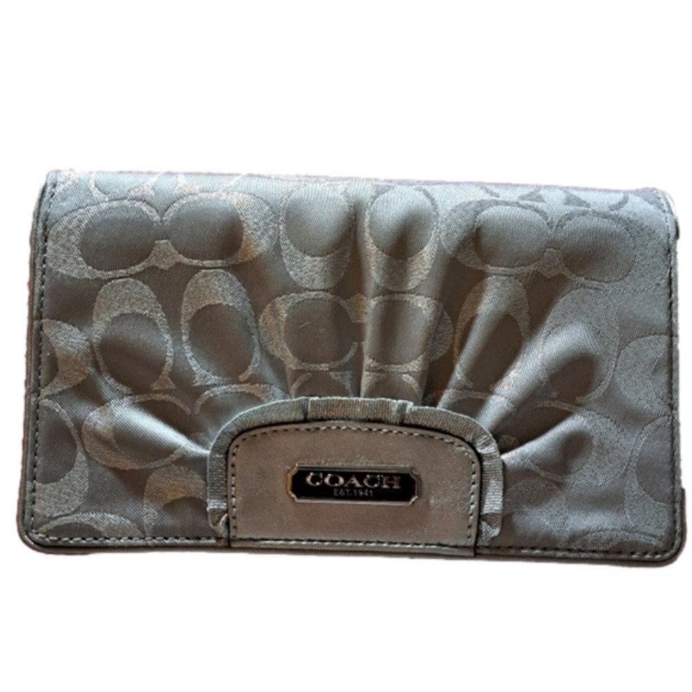 𝅺Silver Coach Embroidered Crossbody w Chain Strap